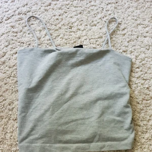 Basic linne grått - En grå basic topp från gina tricot. Har inga defekter. Är storlek M men pasaar mig som har S jättebra. Säljer för 20 kr.