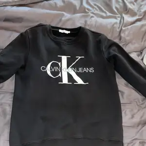 Svart Calvin Klein tröja i strl 164 barn. Ungefär ett år gammal. Bra skick 