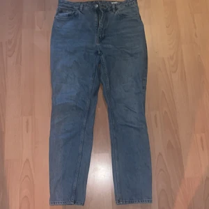 Jeans från Monki  - Hej, säljer ett par taiki jeans blue från monki storlek 38, använd fåtal gånger. Köpt för 500kr säljs för 200kr 