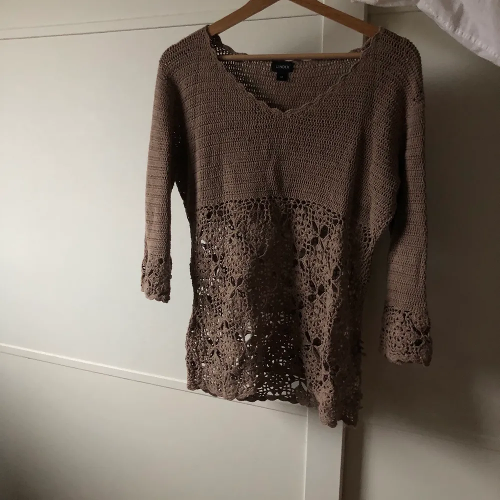 Fin virkad brun/beige topp! See-through över magen och ärmarna i ett vackert mönster. Köpt second hand men är i gott skick! ❣️. Toppar.