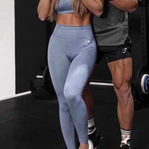 Gymshark tights  - Garderobsrensning! Ett par Vital seamless 2.0 Leggings i färgen Blue Marl. Väldigt fint skick (använda max 2 ggr, tvättade 1 gång). Nypris på gymsharks hemsida:549kr. (Första bilden lånad)