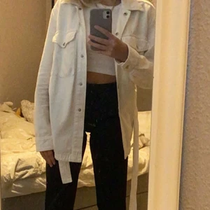 jacka  - Säljer min fina vita jacka ifrån Zara!                                             Snygg att styla sina kläder med.                                                Är i storlek XS men stor i storleken så skulle säga M      Frakten ingår inte💕