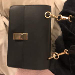 En svart väska från ginatricot, använd för något år sen och säljer pga att jag inte använder den längre. Den är felfri och har även ett kortare band som man ser på bilderna och även ett längre band! 