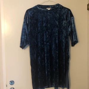 Oversize tshirt monki velvet  - Crushed velvet oversize tshirt från monki. I mycket gott skick! Slitsar på sidorna. 