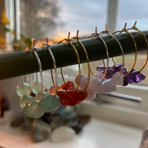 Handgjorda kristallörhängen - Handgjorda hoop örhängen i äkta kristall. Finns i kristallerna peridot, granat, malakit, akvamarin, turmalin, bärnsten, new jade, clear quartz, rosenkvarts, karneol, grön aventurin, hematit, labradorit, rökkvarts, ametist, lapis lazuli, citrin, rhodonit, tigeröga, mookait, mossagat samt i pärlor i hematit, grön aventurin och lepidolit. Finns i silver och guld! Alla beställningar över 100kr får minst en gratis kristall/produkt💕