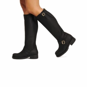 Johnny bulls  - Säljer ett par höga Johnny bulls stövlar, svarta. St 37 men mer som 38. Mycket fint skick 🤩