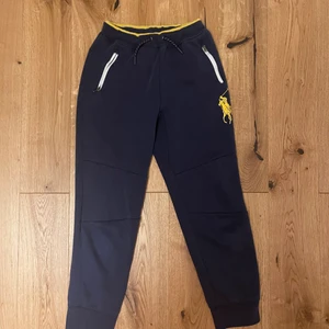 Byxor  - Jätte fin polo byxa passar jätte bra och har storleken 140. Köpte på kidsbrant store. Min dotter har använt ganska sällan  