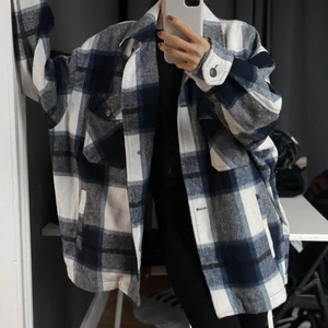 Skjortjacka från Zara - Blå/svart/vit rutig skjortjacka från Zara. Har storlek L för att få den oversize. Fint skick. 