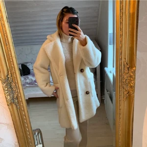 Pälsjacka - Säljer denna snygga jacka tyvärr , den är för stor för mig då den är i storlek 36 . Är hur snygg som helst och klär alla outfits verkligen 💓 obs (lånad bild av tjejen jag köpte den ifrån) ❤️