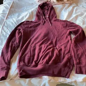 Vinröd hoodie, använd ett fåtal gånger. Är i ett bra skick och passar till allt 