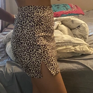 Kjol - Din kjol från Shein med slits <3 frakten ingår i priset 😘 