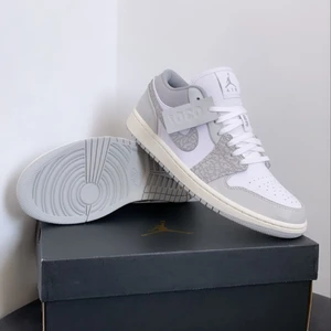 Jordan 1 Low Elephant Grey - Jordan 1 Low Elephant Grey  Storlek: 42📐  Helt nya med Box📦  Pris: 2450💸