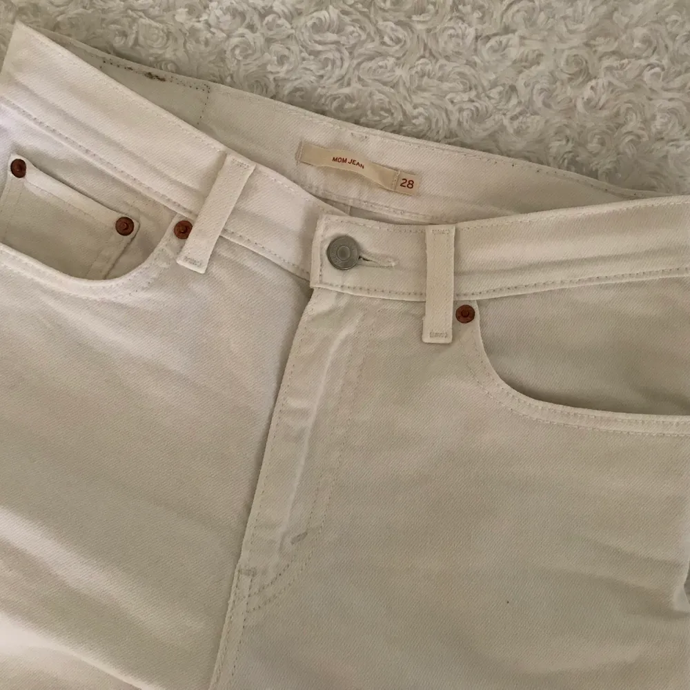 Vita momjeans från Levi’s med stretch. Riktiga fram- och bakfickor. Köptes ett år sedan, sparsamt använda.. Jeans & Byxor.