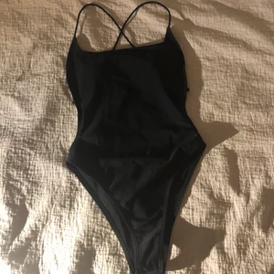Svart baddräkt  - En super fin svart badräkt som är helt öppen i ryggen! ❤️Älskar denna men har inte kommit till användning och är helt oandvänd. 🥰Köparen står för frakten om man inte kan komm och hämta 🎀