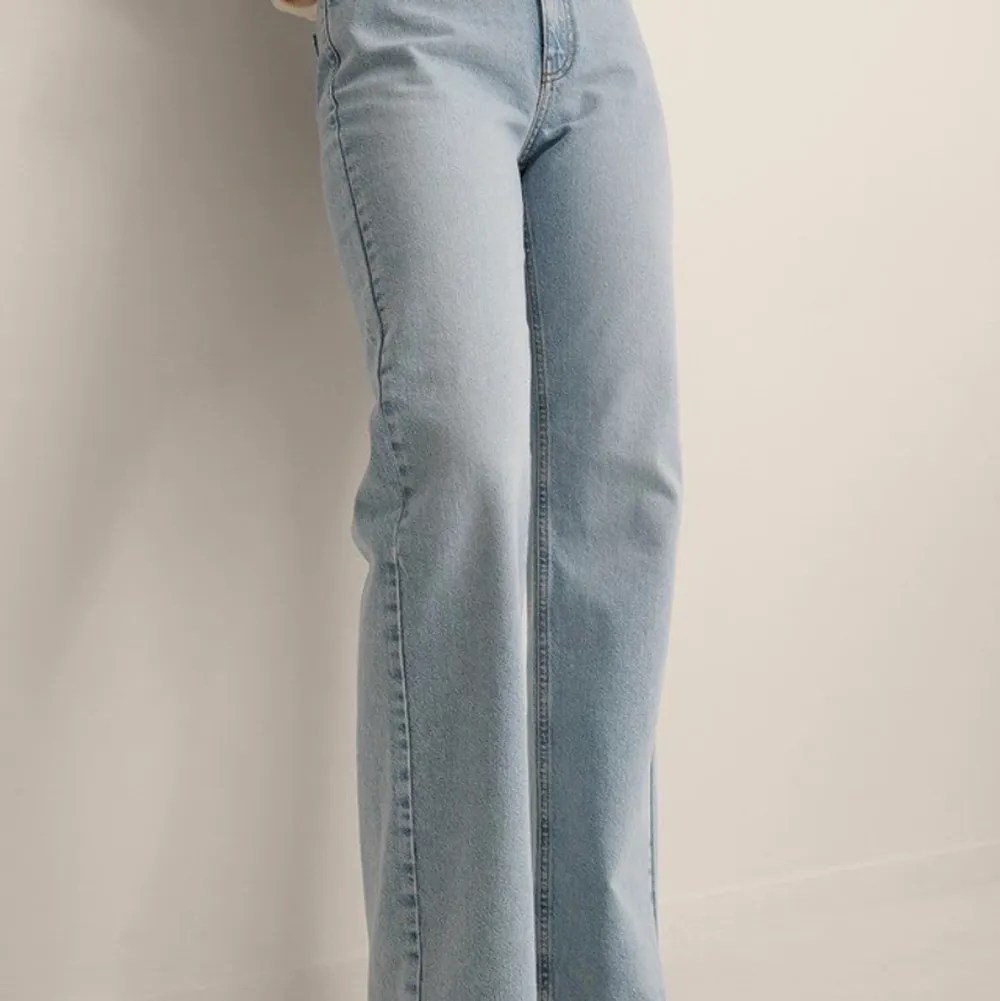 Helt nya jeans ifrån NA-KD men prislappen kvar. Tyvärr försent att lämna tillbaka. Storlek 36. Köpare står för frakten❤️ nypris 499kr. Jeans & Byxor.