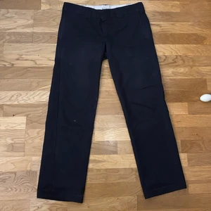 Dickies slim fit pants - Säljer ett par dickies brallor. Storlek 33x32. Använda byxor som är för små för mig skriv för mer info…🤙🏼 ha en bra dag!