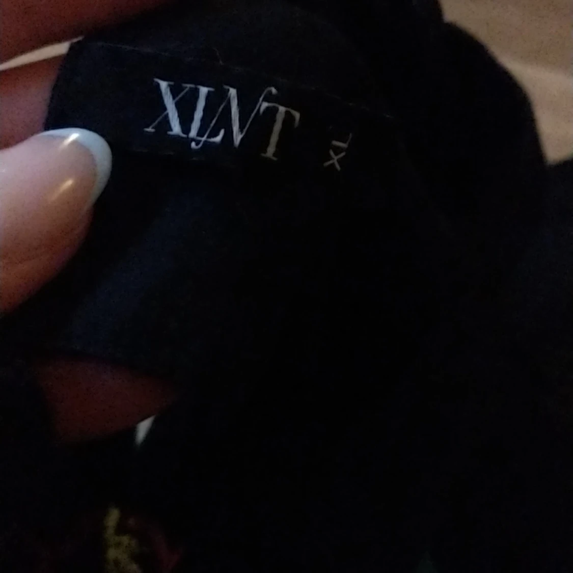 Svart blus med blommor på - 91