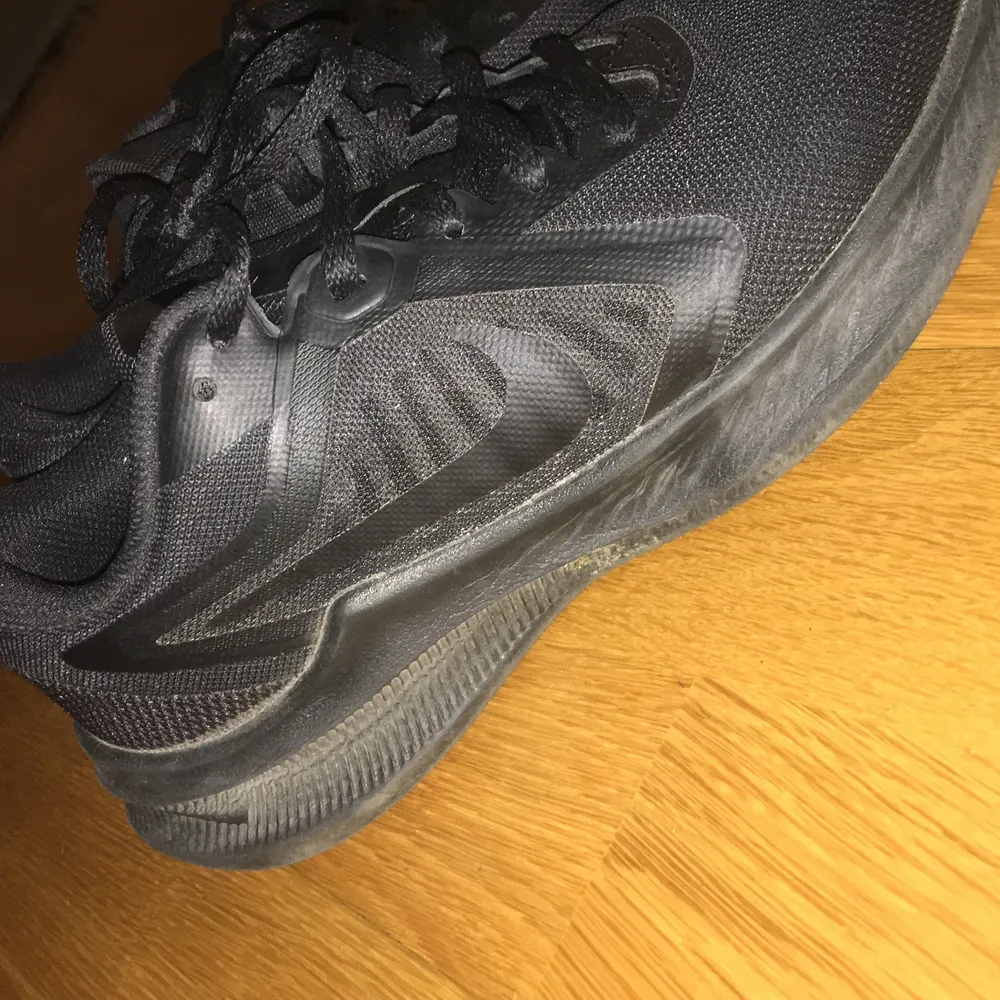 Svarta Nike skor i strl 37.5 men passar även storlek 37/38, säljer pga dem ej kommer t användning mer. Kengät.