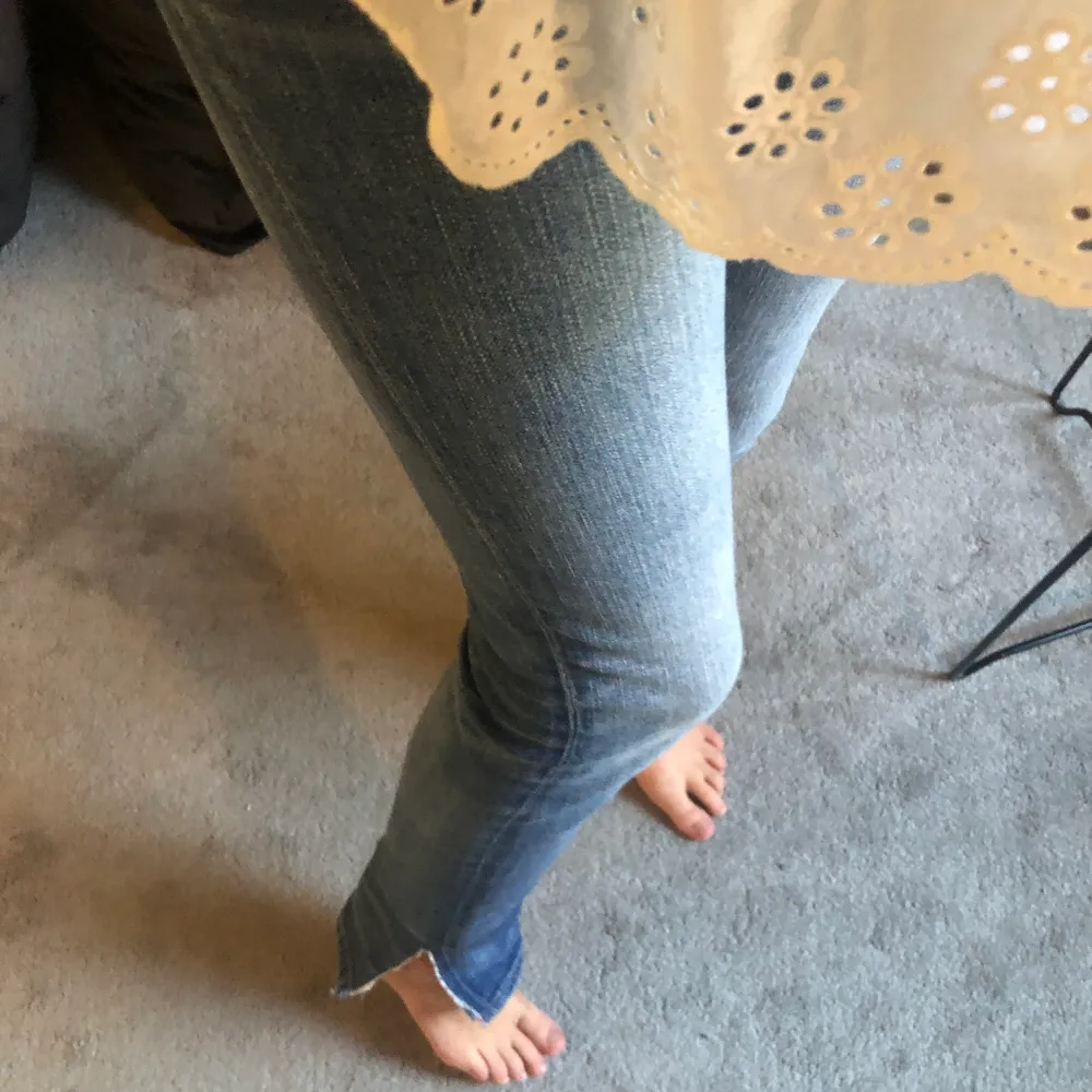 Säljer nu mina Levis jeans som är jätte sköna men tyvärr har dom blivit lite korta för mig som är 162 ca. Sitter skur bra i rumpan och har en egengjord slits där nere. Sista bilden är lite dålig så vid intresse kan ni få andra bilder! . Jeans & Byxor.
