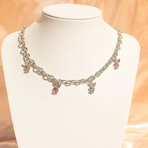 Playboy chocker necklace  - RESTOCK PÅ PLAYBOY HALSBANDET, I LAGER 12/12. Playboy chocker Halsband i  Rostfritt stål. 100kr/st, frakt 15kr. Unisex- för både tjejer och killar 🤩. Väldigt vintage och stilig. ECO-friendly och silver plated. Skriv I chatten vid frågor. Jag skickar bild på paketet innan jag posta. Jag pakar er order direkt efter betalningen samt skicka bilden på paketet! 