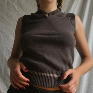 Brun grå väst slipover  - Marc O’Polo väst slipover som är brun/grå. Barnstorlek 140 så lite babytee passform med att den är hög under armarna! Sjukt gullig 💖