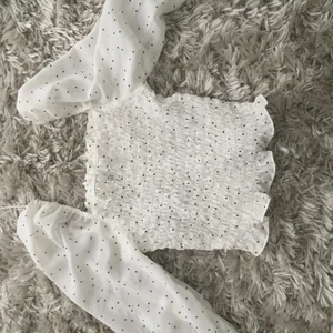 Gullig topp - Gullig topp från hm som inte kmr till användning 💞köparen står för frakten 💞
