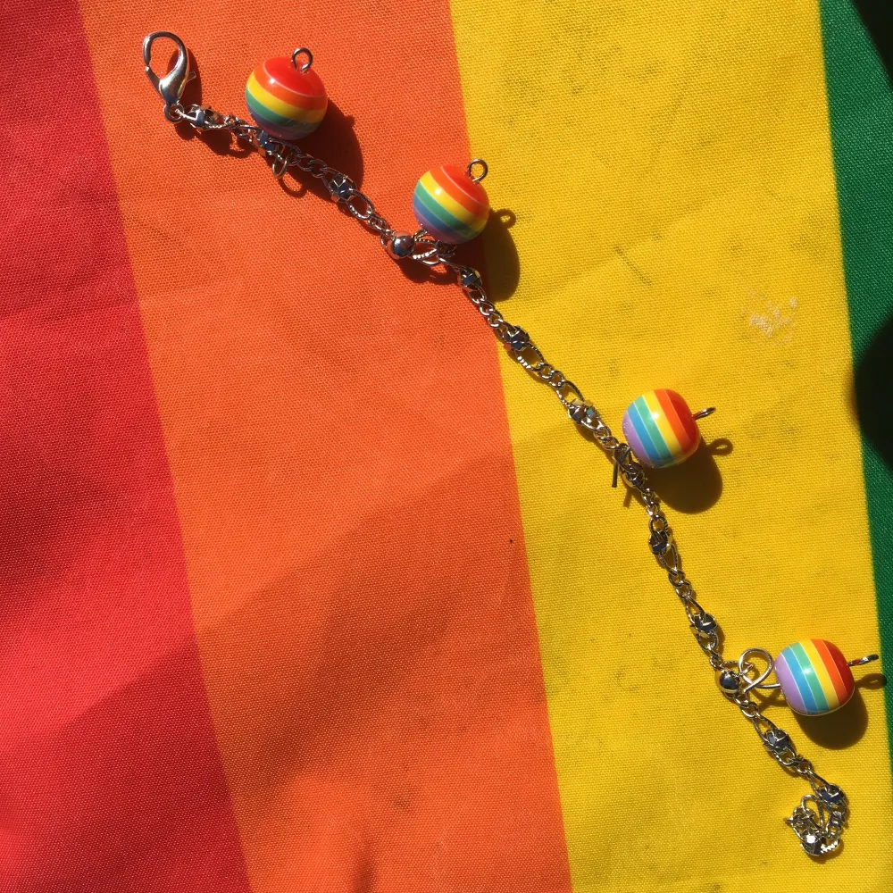 Det är Pride veckan så vi har gjort smycken örhängena kostar 10kr ringen kostar 10kr armbandet kostar 20kr och tillsammans kostar det 35kr+12kr frakt ha en bra vecka!!!!🏳️‍🌈. Accessoarer.
