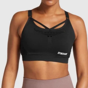 Gymshark sportbh - Säljer min jättefina sport-bh från gymshark! Väldigt bra skick och är använd några enstaka gånger❤️ Nypris 450, jag säljer för 200. Skriv vid frågor/intresse🥰