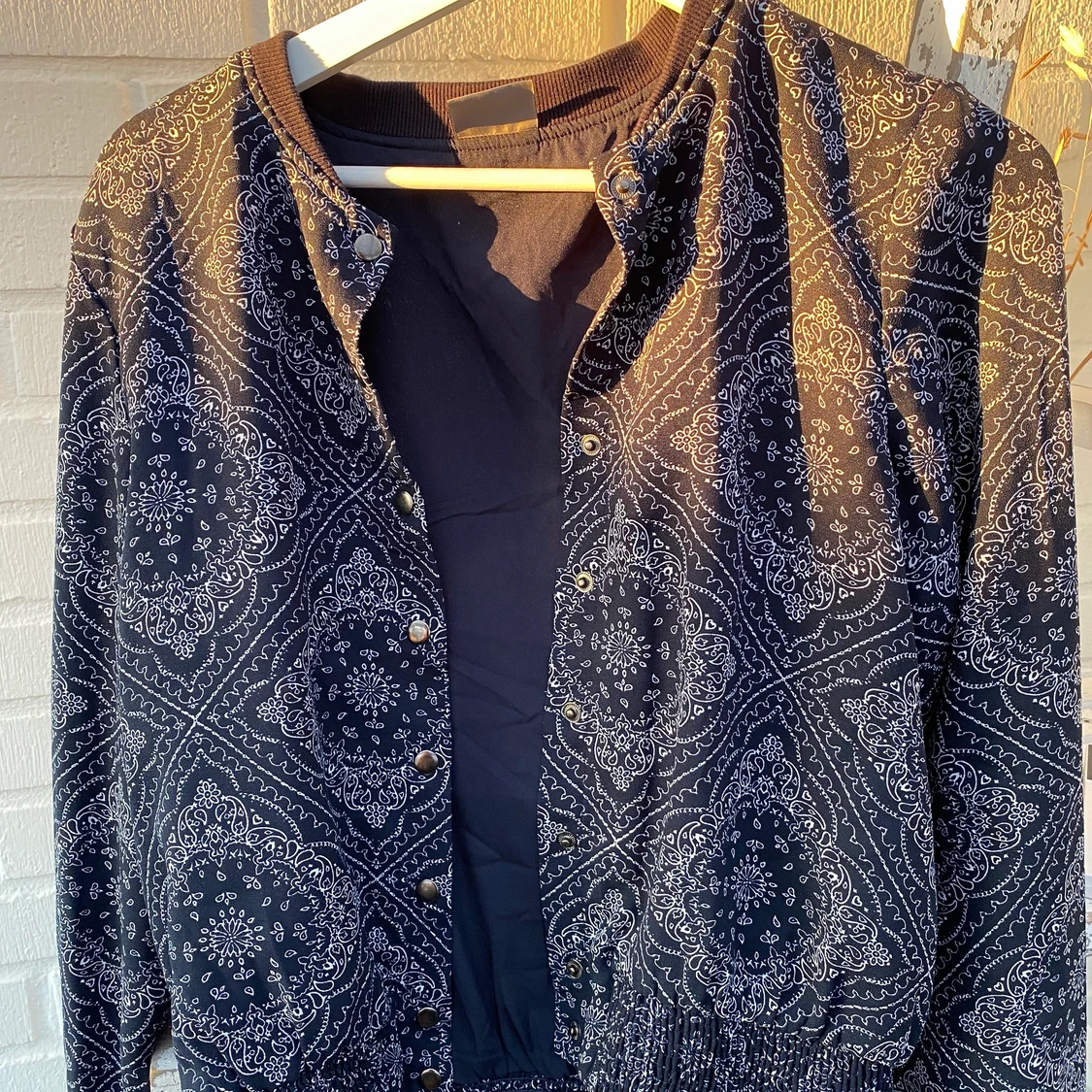 Blå kofta med vit mönster  - 90