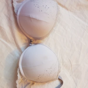 Vit BH - Vit Bh Push up för B-kupa men tar en ut inläggen passar den för C-kupa