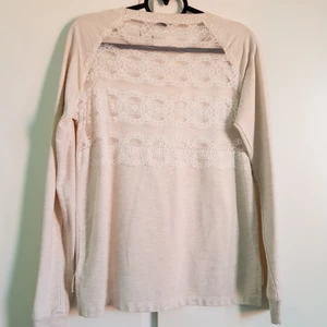 H&M tröja  - H&M tröja med spets rygg. Har en liten fläck på ena armen men utöver det i bra skick. Stl M. Betalning sker genom swish och köparen står för frakten😁