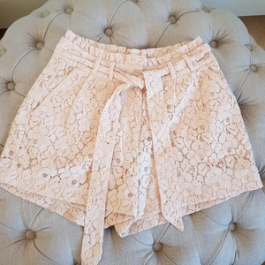 Spets shorts från H&M  - Söta spets shorts från H&M med hög midja. I väldigt fint skick. Stl 34. Betalning sker genom swish och köparen står för frakten😁