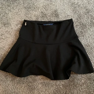 kjol från Ralph Lauren - Strl XL i barnstrl, så passar en 34/Xs i vuxen strl