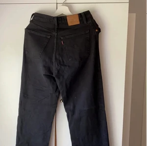 Levi’s jeans  - Försöker igen då hon som vann budgivningen inte svarar. Ett par svarta Levis jeans i bra skick i storlek 27. Längden står inte på denna modell men jag har i normala fall L30/32 och skulle nog säga att de är där någonstans. Modell: Ribcage straight. Skriv för mer bilder eller vid frågor 💕 Nypris 1200kr