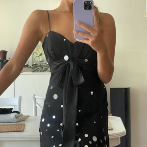 Svart klänning med paljetter i stl 40 - En svart klänning med paljetter i stl 40. En äldre klänning som min mamma använt när hon var tärna på ett bröllop och som sitter superfint! Ordinarie pris 2500 kr men du får den för 500 kr ✨ hämtas i Uppsala eller så tillkommer frakt! Betalar via swish 