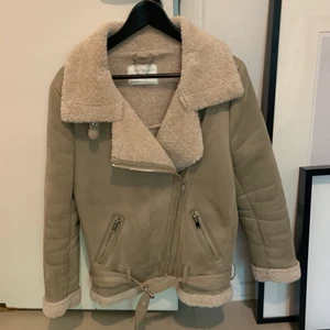 Jacka  - Säljer denna jacka från Zara som är köpt här på Plick i nytt skick. Endast använd ett fåtal gånger så jackan är i gott skick:) möts upp💕