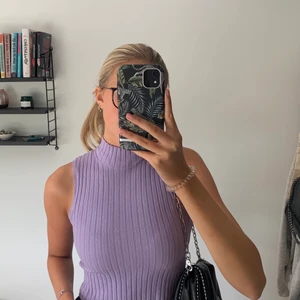 Lila topp - Säljer denna lila Weekday topp med en lite krage i storlek Small! Nästan oanvänd! Original pris runt 200kr. Hör av er vid intresse eller frågor! (: Köparen står för frakten och betalar via Swish! 💜💜 