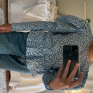 Blus med puffärmar  - Säljer denna jätte fina blus från Gina!!! Köpt på en secondhandbutik men är i topp skick! Storlek 36 men passar också om du har storlek 34!💕 skriv i kommentarerna om ni har frågor eller är intresserade!