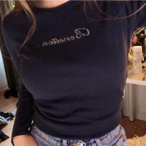 Benetton tröja - Mörkblå tröja från Benetton. Jättefin tröja med glittrigt tryck, tight fit. Säljer eftersom att den inte passar min stil längre💕 Använd fåtal gånger så den är i fint skick. Hade vart såå snygg med lågmidjade jeans.