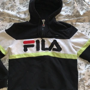 Fila hoodie - Fin fula hoodie som bara ligger i garderoben💕använd men hel å fin✨