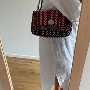 Väska stickad / virkad  - Supersnygg väska från Parfois. Kommer tyvärr inte till användning längre💕  Nypris: ca 500 kr