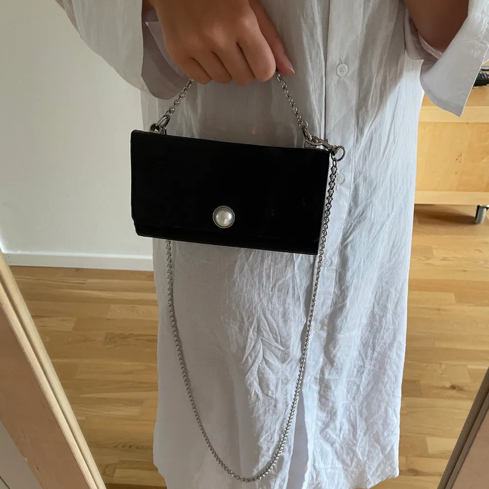 Väska / plånbok från Zara. Perfekt lite festväska med massor av smarta fack💕 Endast använd en gång på ett bröllop! Nypris: ca 300 kr. Väskor.
