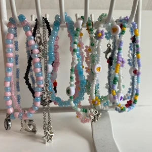 Armband  - Armband i olika modeller, de kostar mellan 30-55kr 🙈 Går att få andra färger vid önskemål. Paketpris vid köp av flera. 