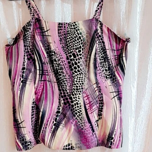 A purple 💜 pattern top  - Den här toppen är en överdel för en kjol som jag har också lagt upp, men den är fin utan också. Den har lila mönster Den har en zipper där back.