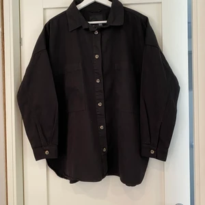 Jeans jacka från lager 157 stl XS/S - Svart jeans jacka med Beiga knappar från lager 157 stl XS/S helt oanvänd med prislappen kvar.                                              (säljes för 150kr ink frakt)