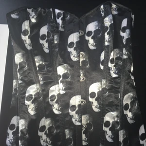 Korsett - Säljer denna asballa döskalle-korsetten då den inte passar mig, endast testad och helt ny:)