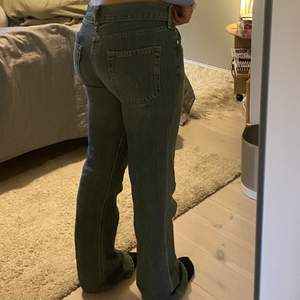 Skiiit fina low waist levis jeans som jag köpt på plick men som tyvärr inte passade mig så det är min kompis på bilden.