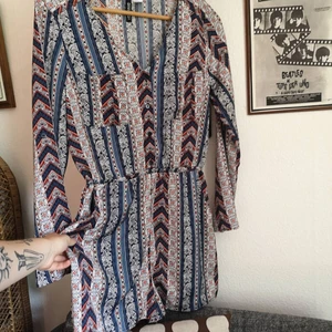 Bohemisk byxdress jumpsuit  - Den perfekta byxdressen! Fickor, resår i midjan och fin passform! Storlek 38, passar både S och M. Fint skick.