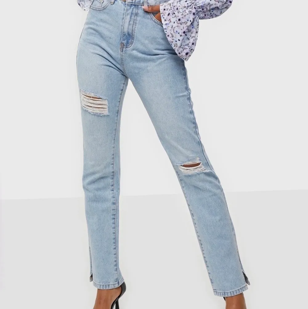 Highwaisted jeans med hål och slits från missguided. Använda ett fåtal gånger.. Jeans & Byxor.