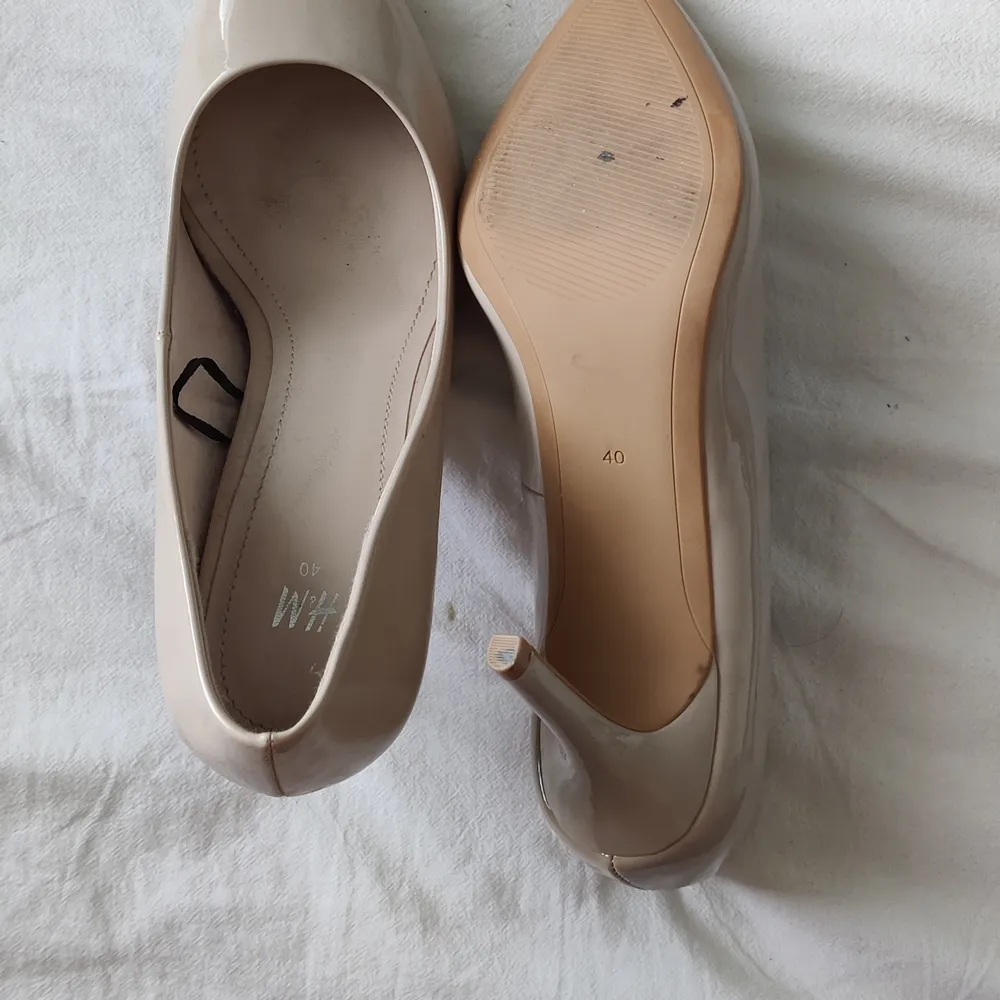 Nude heels från H&M! Använde dom bara en gång och tyvärr så passar dom inte mig, hence varför jag säljer dom 😅 Köparen står för frakt . Skor.
